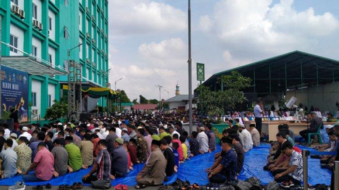 Salat Gerhana Matahari Cincin (GMC) di halaman Pascasarjana Universitas Muhammadiyah Sumatera Utara (UMSU), Kamis (26/12/2019).