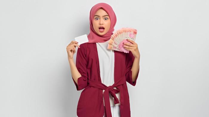 TERIMA HADIAH- Ilustrasi seorang wanita baru saja menerima hadiah uang.