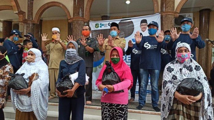Usung Gerakan Satu Mug Beras, Salink Redam Covid-19 dengan Bagikan 150 Paket Sembako