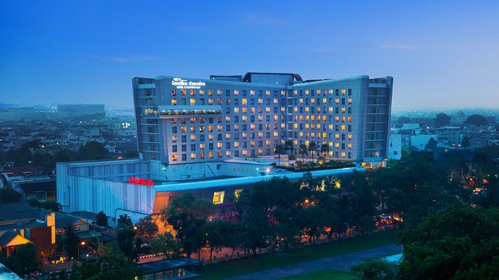 Hotel Santika Hadirkan Tema Cosplay Fiestra saat Buffet Dinner Malam Tahun Baru