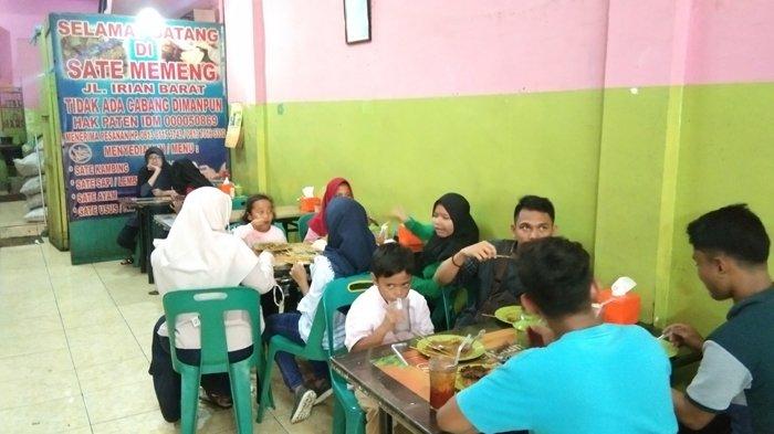 Sate Memeng merupakan Penjual Sate Legendaris di Jalan Irian Barat, No.2, Gg. Buntu, Kec. Medan Timur, Kota Medan, hari Minggu (14/7/2019)