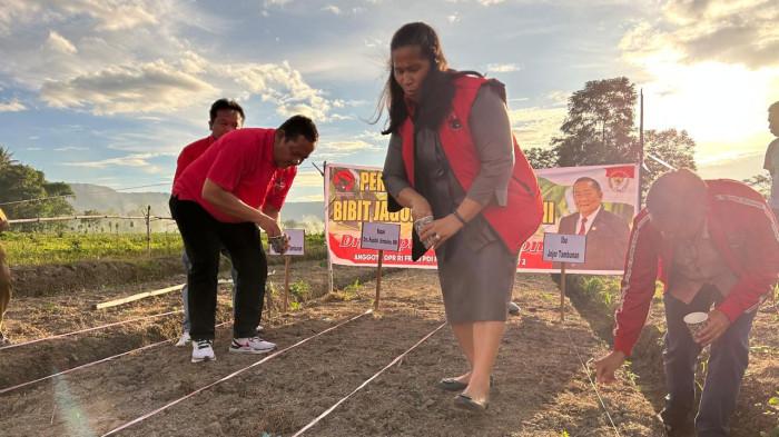 sebagai tanda dimulainya distribusi benih jagung unggul Pioner 32.