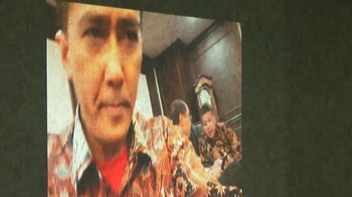 Sidang Hasto menampilkan selfie Harun Masiku yang juga menampilkan Hasto Kristiyanto dan Djan Faridz dia ruangan mantan Ketua Mahkamah Agung (MA) Hatta Ali, Kamis (22/5/2025).