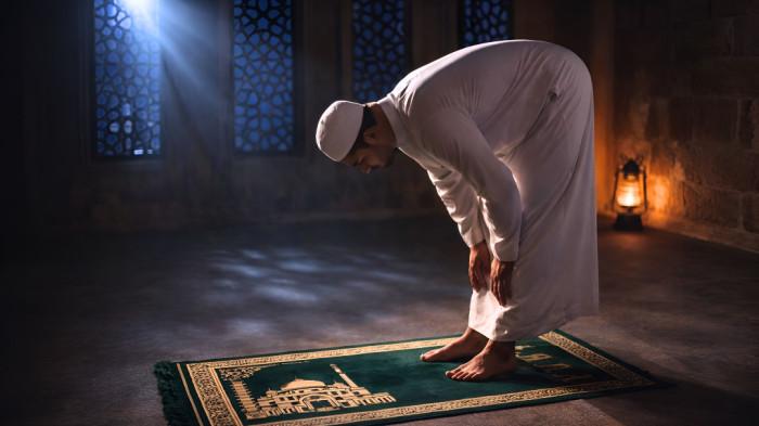 SHALAT MALAM- Ilustrasi seorang pria muslim sedang melaksanakan shalat tahajud di malam Lailatul Qadar.