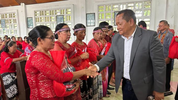 simomen laturahmi dan melepas rindu dengan masyarakat.