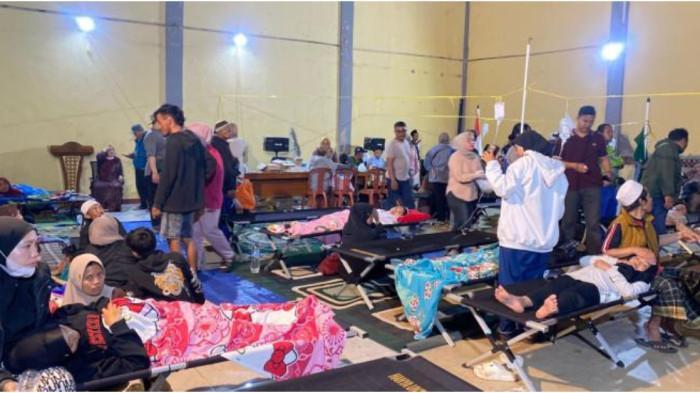 SISWA KERACUNAN MBG - Korban keracunan menu MBG terus berdatangan di GOR Kecamatan Cipongkor Bandung Barat, Senin (22/9/2025) malam.