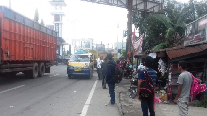 Tak Tahu Sopir Angkot Demonstrasi, Penumpang Berjam-jam Menunggu