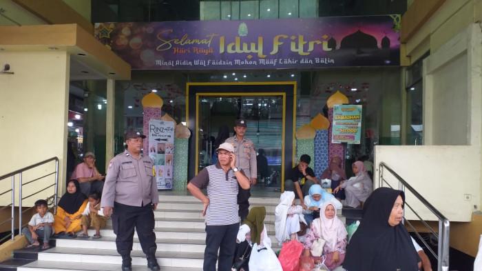 Aiptu Jerry Thamrin J Butar-Butar saat melaksanakan pengamanan Operasi Ketupat Toba 2026 di kawasan Pasar Plaza ATC, Padangsidimpuan, beberapa waktu lalu. Almarhum dikenal sebagai sosok berdedikasi tinggi yang tetap menjalankan tugas hingga akhir hayatnya.