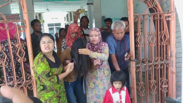 PARADE FOTO: Pemerkosa Beramai-ramai dan Penyulut Bara Rokok di Paha Siswi SMA Ini - sr-korban-pemerkosaan-di-siantar_20161227_130432.jpg