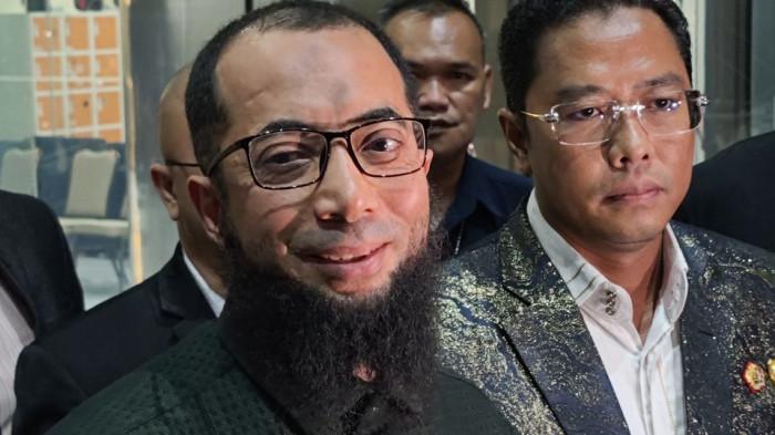 DIPERIKSA KPK - Ustaz Khalid Basalamah usai diperiksa penyidik KPK di Gedung KPK, Jakarta, pada Kamis (23/4/2026) malam.