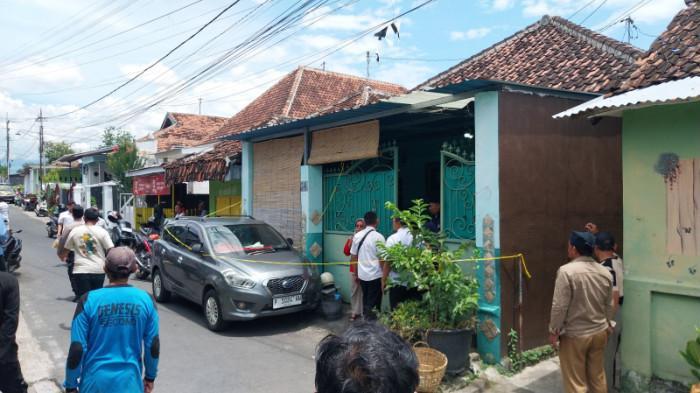 PEMBUNUHAN - Olah TKP di rumah pasutri lokasi pembuhuhan di Jalan Serayu Nomor 54, Kelurahan Panderejo, Kecamatan/Kabupaten Banyuwangi, Senin (20/10/2025).