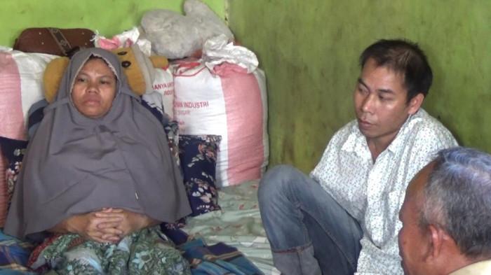 KEHILANGAN BAYI - Pasangan suami istri Rinto Aritonang dan Tuti Daulay saat ditemui di Sipirok, Selasa (12/5/2026). Tuti kehilangan bayinya saat ditandu warga sejauh 30 kilometer untuk melahirkan di RSUD Sipirok pada Sabtu 9 Mei 2025 lalu.