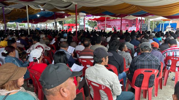 Antusiasme perwakilan akar rumput tampak saat mengikuti perayaan Natal dan doa syukuran awal tahun DPD PDI Perjuangan Sumatera Utara di Pangururan, Kabupaten Samosir, Kamis (8/1/2026). Ratusan warga dari desa-desa di Samosir hadir dalam suasana khidmat dan sederhana, menandai kebersamaan serta kedekatan partai dengan rakyat.