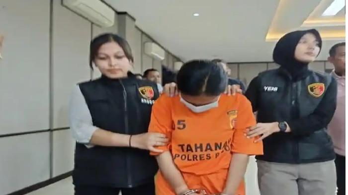 DITANGKAP - Polisi menangkap wanita berinisial NAF (32) usai melakukan pembunuhan sadis di wilayah Cisarua, Kabupaten Bogor, Sabtu (22/11/2025). Pelaku menggelapkan uang korban sebesar Rp 12.450.000 untuk berangkat umroh.