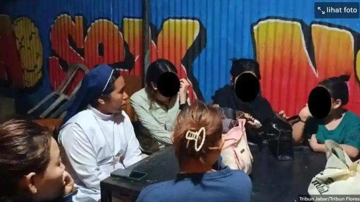 13 WANITA - Foto penyelamatan warga Jawa Barat yang diduga menjadi korban perdagangan orang di Kabupaten Sikka, Nusa Tenggara Timur, pada Jumat 23 Januari 2026. Para korban rencananya akan langsung dijemput oleh Gubernur Jawa Barat ke NTT.