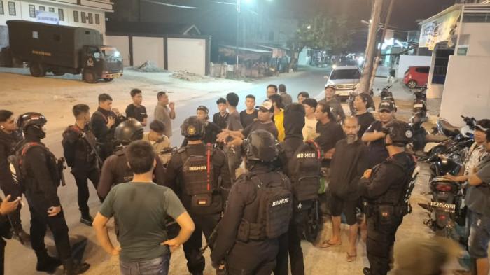Personel Batalyon A Pelopor Satuan Brimob Polda Sumut melaksanakan patroli dini hari di salah satu ruas jalan Kota Medan, Kamis (11/6/2026). Patroli dilakukan untuk mengantisipasi kejahatan jalanan, balap liar, dan aksi tawuran serta merespons laporan masyarakat terkait gangguan kamtibmas.