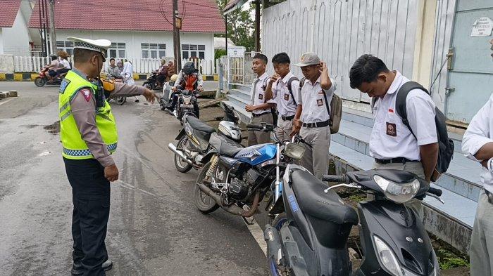 Satlantas Polres Padangsidimpuan Beri Imbauan Humanis ke Pelajar Agar Pakai Helm Saat Berkendara
