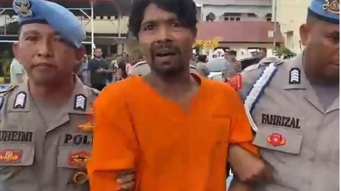 PENEMBAK PEDAGANG BAKSO - AG tersangka kasus pembunuhan Muhammad Nasir, pedagang bakso di Desa Alue Liem, Kota Lhokseumawe, Senin (10/11/2025). Ia menangis, mengaku orang suruhan.