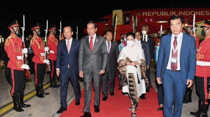 MOMEN Ibu Negara Iriana Jokowi Sempat Terpeleset dari Tangga Pesawat saat Tiba di Bandara Ngurah Rai