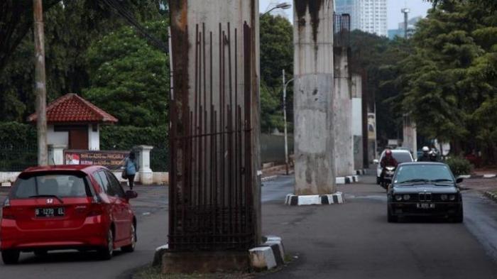Tiang monorel yang mangkrak