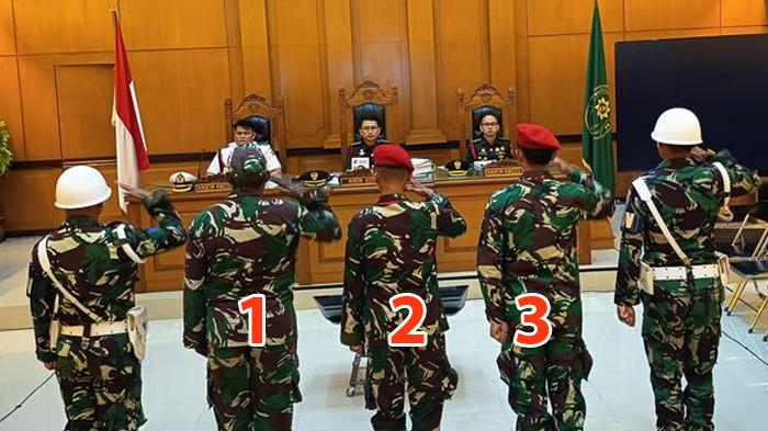 Tiga anggota TNI yaitu Serka Mochamad Nasir, Kopda Feri Herianto, dan Serka Franky Yaru didakwa melakukan pembunuhan berencana terhadap Kepala Cabang (Kacab) bank BUMN, Mohammad Ilham Pradipta. Ketiganya disidang di Pengadilan Militer II-08 Jakarta, Senin (6/4/2026). 