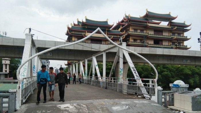 Warga berkunjung ke Titi Gantung Kota Medan di Jalan Kereta Api No.2 B, Kesawan, Kec. Medan Bar., Kota Medan, Sumatera Utara, hari Senin (24/6/2019)