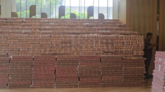 Kejaksaan Agung (Kejagung) RI memamerkan uang Rp13 triliun yang diserahkan ke negara terkait kasus dugaan korupsi ekspor Crude Palm Oil (CPO) di lobi Gedung Kejagung, Jakarta, Senin (20/10/2025).(KOMPAS.com/Rahel)