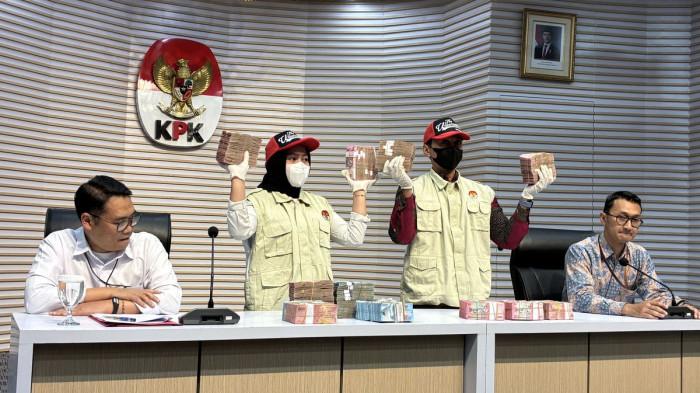 SUAP PEJABAT PAJAK - Komisi Pemberantasan Korupsi (KPK) memamerkan uang Rp 1,5 miliar yang disita dalam Operasi Tangkap Tangan (OTT) kasus dugaan suap terkait restitusi pajak di KPP Banjarmasin, Kalimantan Selatan. 
