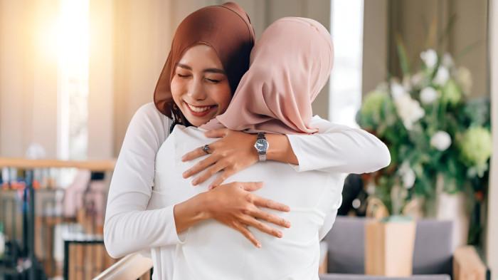 BERMAFAN- Ilustrasi dua orang muslimah sedang bermaaf-maafan.