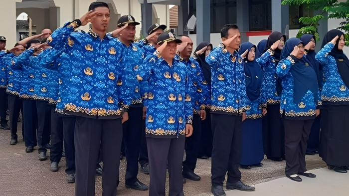 UPACARA- Sejumlah guru di SMK Negeri 1 Gantar saat mengikuti pelaksanaan upacara di lingkungan sekolah. Para guru berbaris rapi menggunakan seragam dinas.