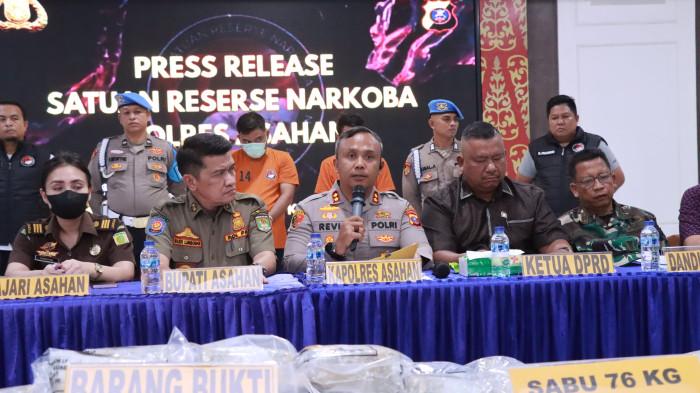 Kapolres Asahan AKBP Revi Nurvelani (tengah) menunjukkan barang bukti 76 kilogram sabu hasil pengungkapan Sat Res Narkoba Polres Asahan di Desa Bangun Sari, Kecamatan Silo Laut, Minggu (9/11/2025). Penangkapan ini menggagalkan upaya penyelundupan besar jaringan lintas provinsi dan mendapat apresiasi dari Kapolda Sumut.