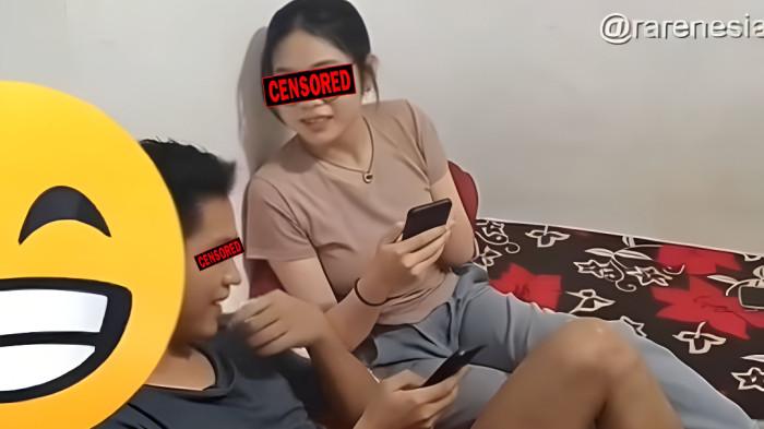 ADEGAN DEWASA- Viral sebuah video yang menampilkan adegan dewasa dengan narasi Teh Pucuk. Sebab dalam video pemeran minum cairan dari botol diduga Teh Pucuk.