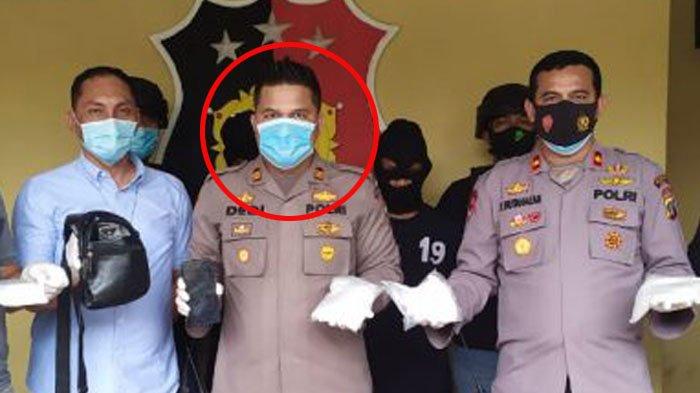 Wakapolsek Medan Helvetia AKP Dedi Kurniawan (tengah) didampingi Kapolsek Medan Helvetia Kompol Pardamean Hutahaean (2 dari kanan) saat pengungkapan kasus di Mapolsek Medan Helvetia beberapa waktu lalu.