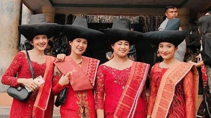 ILUSTRASI- Sejumlah wanita menggunakan pakaian adat khas suku Karo