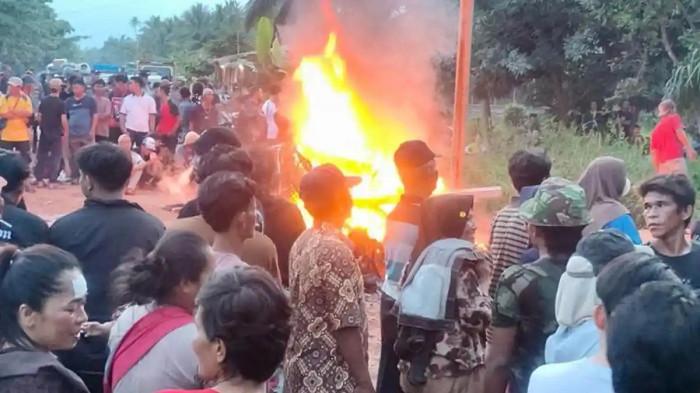 WARGA MENGAMUK - Rumah diduga milik bandar narkoba dirusak massa di di Kelurahan Panipahan, Kecamatan Pasir Limau Kapas, Kabupaten Rokan Hilir (Rohil), Riau, Jumat (10/4/2026) petang. (Tribun Pekanbaru/Istimewa)