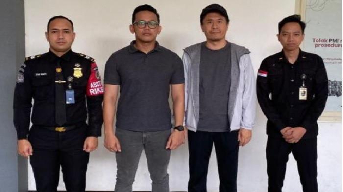 DITANGKAP - Tersangka kasus pencurian emas seberat 774 Kg di PT SRM, Liu Xiaodong saat diamankan di Kantor Imigrasi Entikong, Kabupaten Sanggau. Dia diduga hendak kabur meninggalkan indonesia melalui perbatasan Malaysia