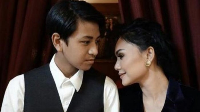 Yuni Shara: Boleh Pinjem Bahumu Nak? Sebentar Aja