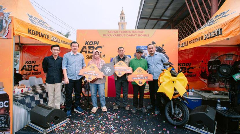 Pemilik Warung Ini Raih Sepeda Motor dari Program “Buka Kardus Dapat Bonus” Kopi ABC Siap Minum