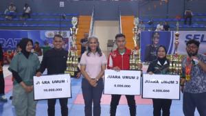 AKBP-Sah-Udur-TM-Sitinjak-menyerahkan-piala-kepada-pemenang-Kejuaraan-Karate.jpg