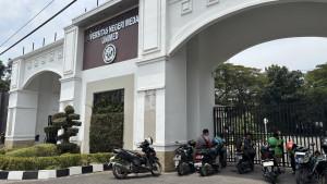 AKSES-KAMPUS-Sejumlah-driver-ojek-online-menunggu.jpg