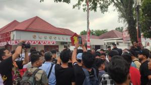 AKSI-MAHASISWA-Dua-kelompok-mahasiswa-menggelar-demo-di-depan-kantor.jpg