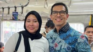 Adrian-Maulana-saat-menumpangi-KRL.jpg