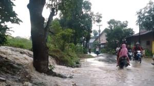 Air-Sungai-Deli-meluap-ke-pemukiman-dan-jalan-di-Medan-Labuhan-11-12-Oktober-2025.jpg