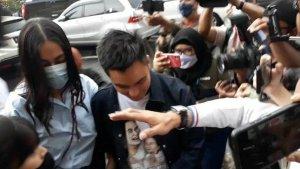 Akhirnya-pasangan-suami-istri-Baim-Wong-dan-Paula-Verhoeven-tiba-di-Polres-Jakarta-Selatan.jpg