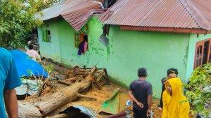 Akibat-derasnya-hujan-yang-disertai-angin-puting-beliung-di-Dusun-Lumban.jpg