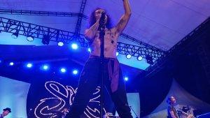 Aksi-panggung-Slank-di-panggung-Pesta-Rakyat-Simpedes-2022.jpg