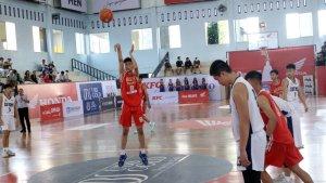 Aksi-tim-basket-putra-SMA-Wahidin-Soedirohoesodo-Medan-saat-berhadapan.jpg