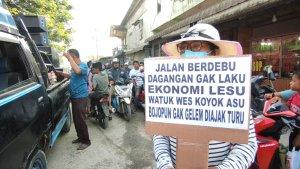 Aksi-warga-blokir-Jalan-Utama-Air-Joman.jpg