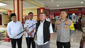 Anggota-Komisi-III-DPR-RI-Mulfachri-Harahap-rompi-hitam-Kapolda-Sumut-Irjen-Agung-Setya.jpg