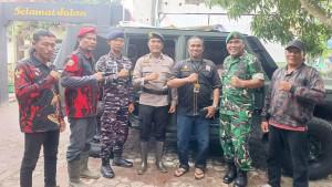 Aparat-TNIPolri-memastikan-situasi-aman-dan-membantu-warga-terdampak.jpg